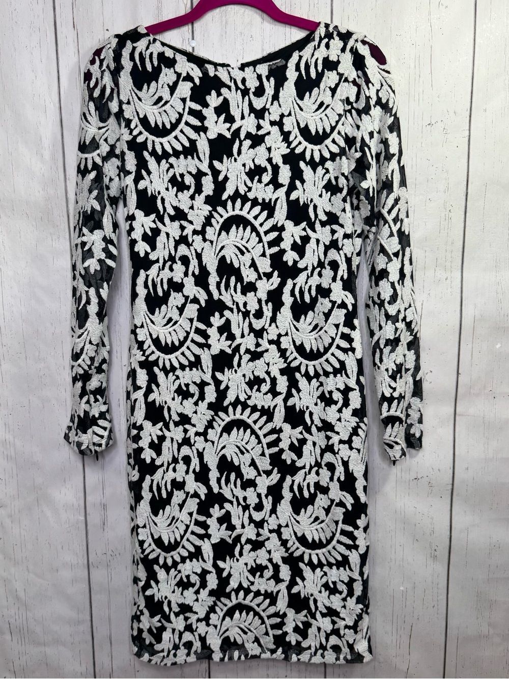 Alice + Olivia Black Ivory Embroidered Lace Sheath Dress Open Back Cocktail